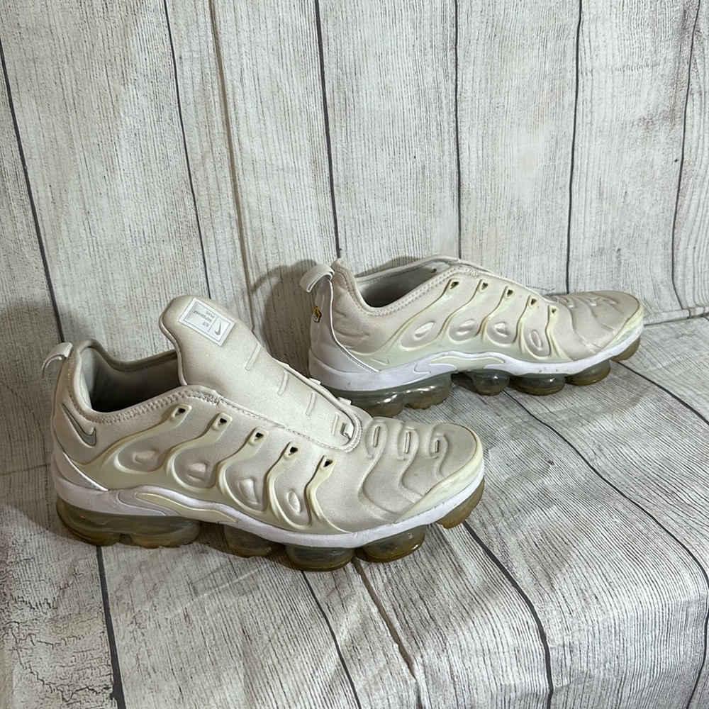 Mens 9.5 Nike Vapormax plus - white 924453-100